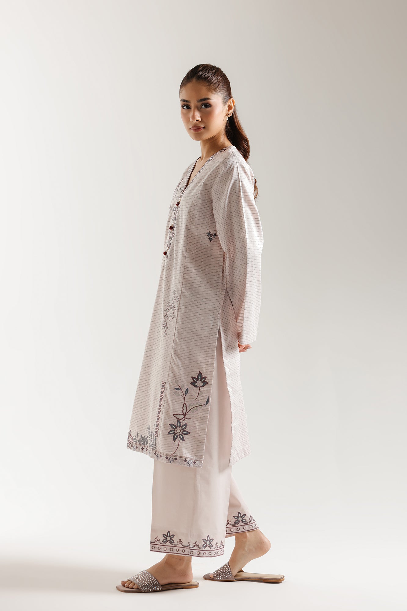 EMBROIDERED SUIT (E6978/102/330)