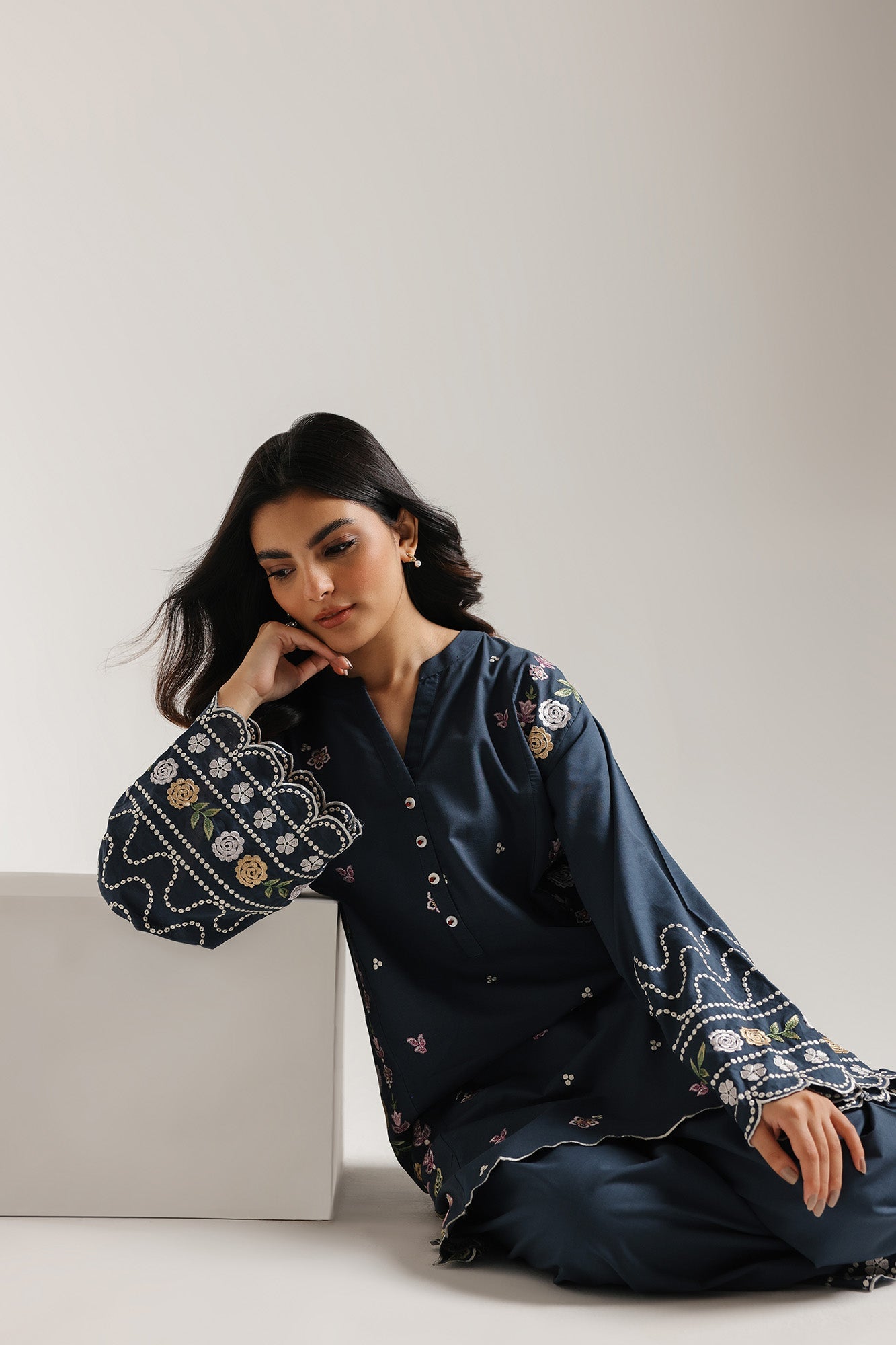 EMBROIDERED SUIT (E7006/102/622)