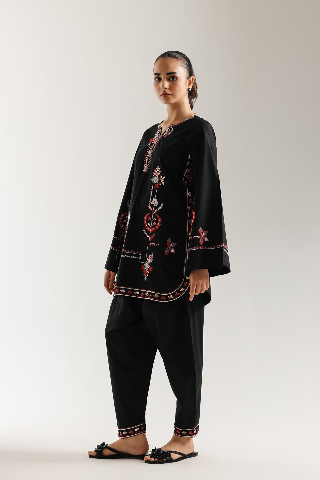 EMBROIDERED SUIT (E7013/102/902)