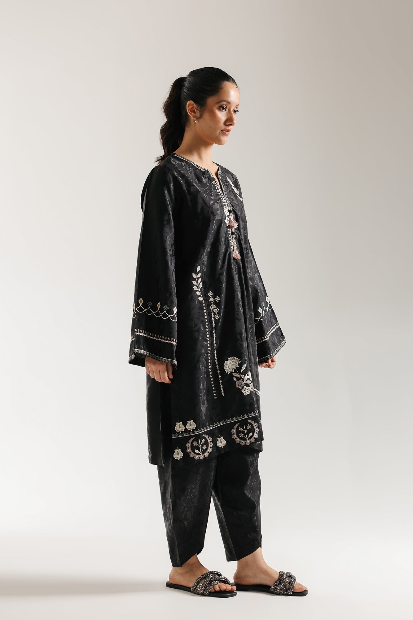 EMBROIDERED SUIT (E7020/102/901)