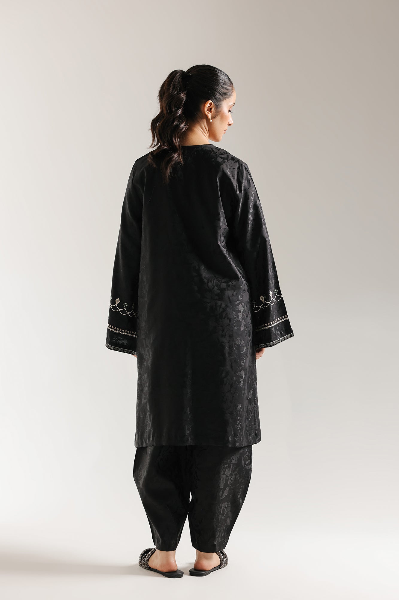 EMBROIDERED SUIT (E7020/102/901)