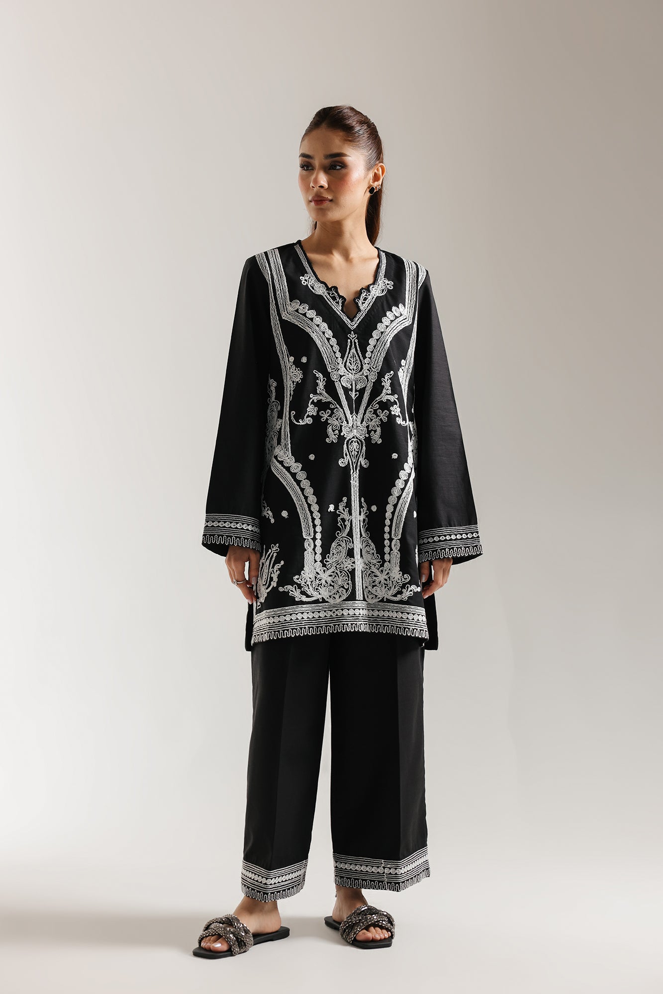 EMBROIDERED SUIT (E7032/102/902)