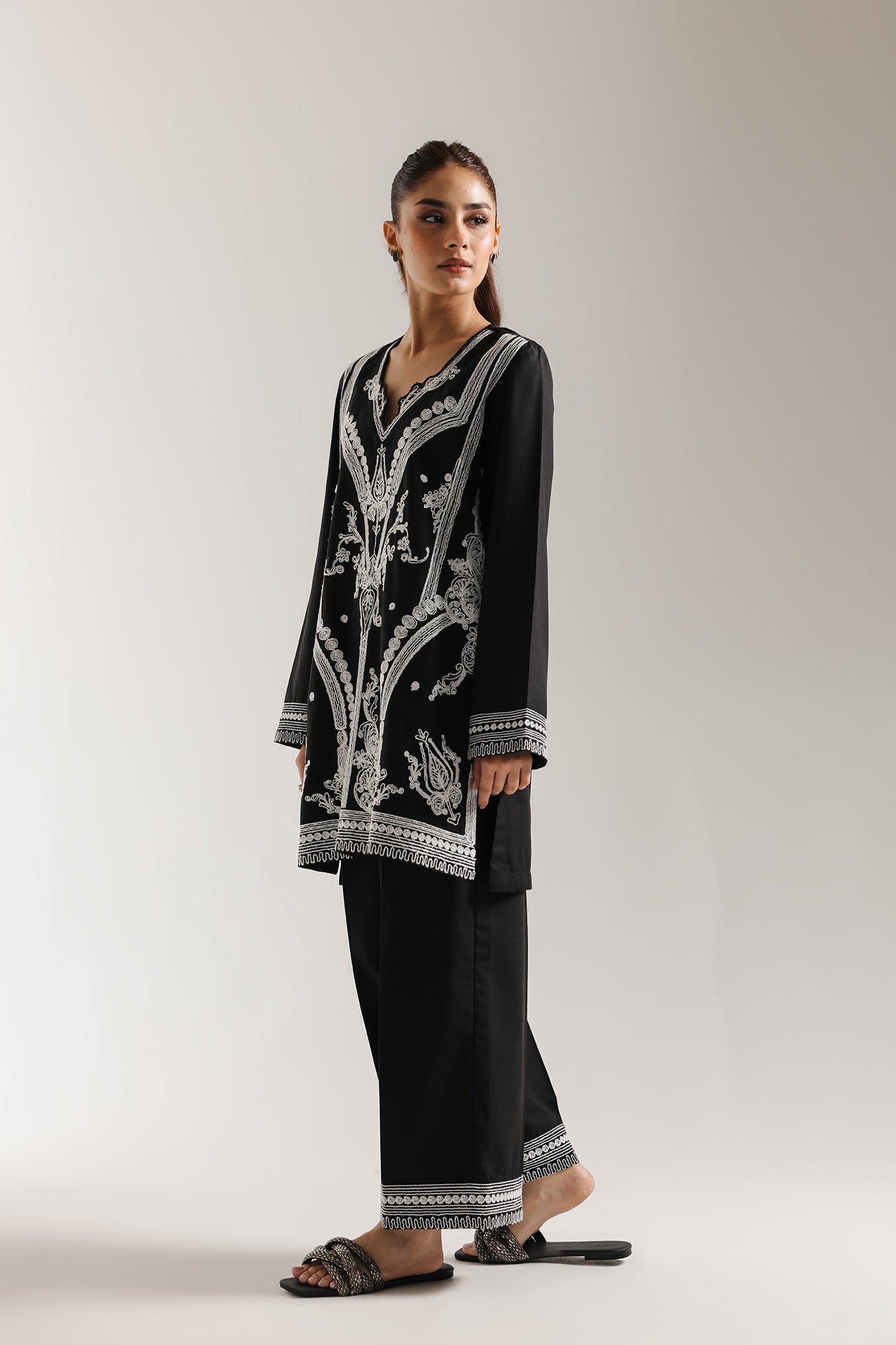 EMBROIDERED SUIT (E7032/102/902)