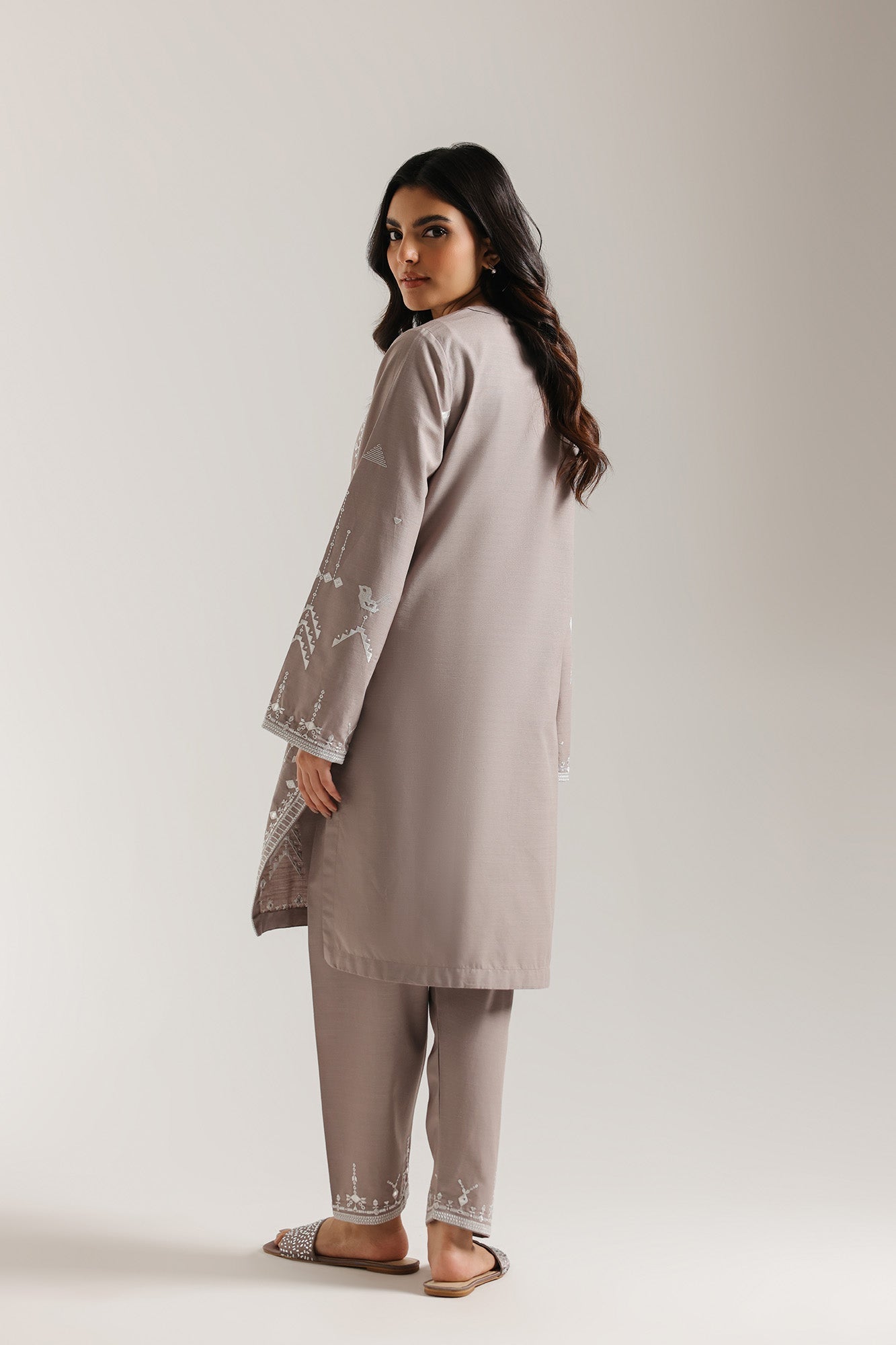 EMBROIDERED SUIT (E7033/102/817)