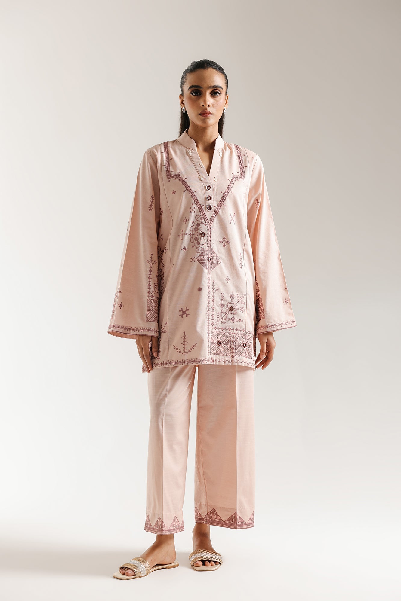 EMBROIDERED SUIT (E7039/102/330)