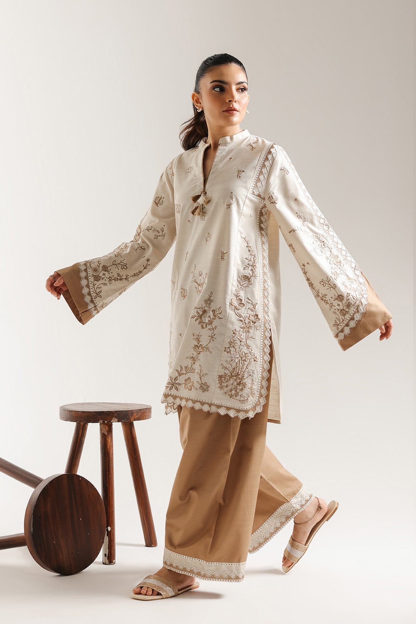 EMBROIDERED SUIT (E7040/102/003)