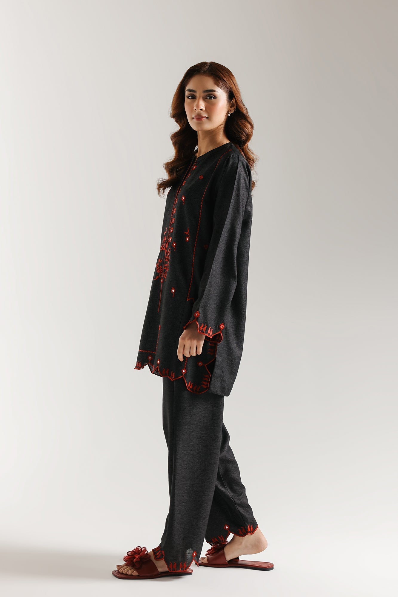 EMBROIDERED SUIT (E7044/102/902)