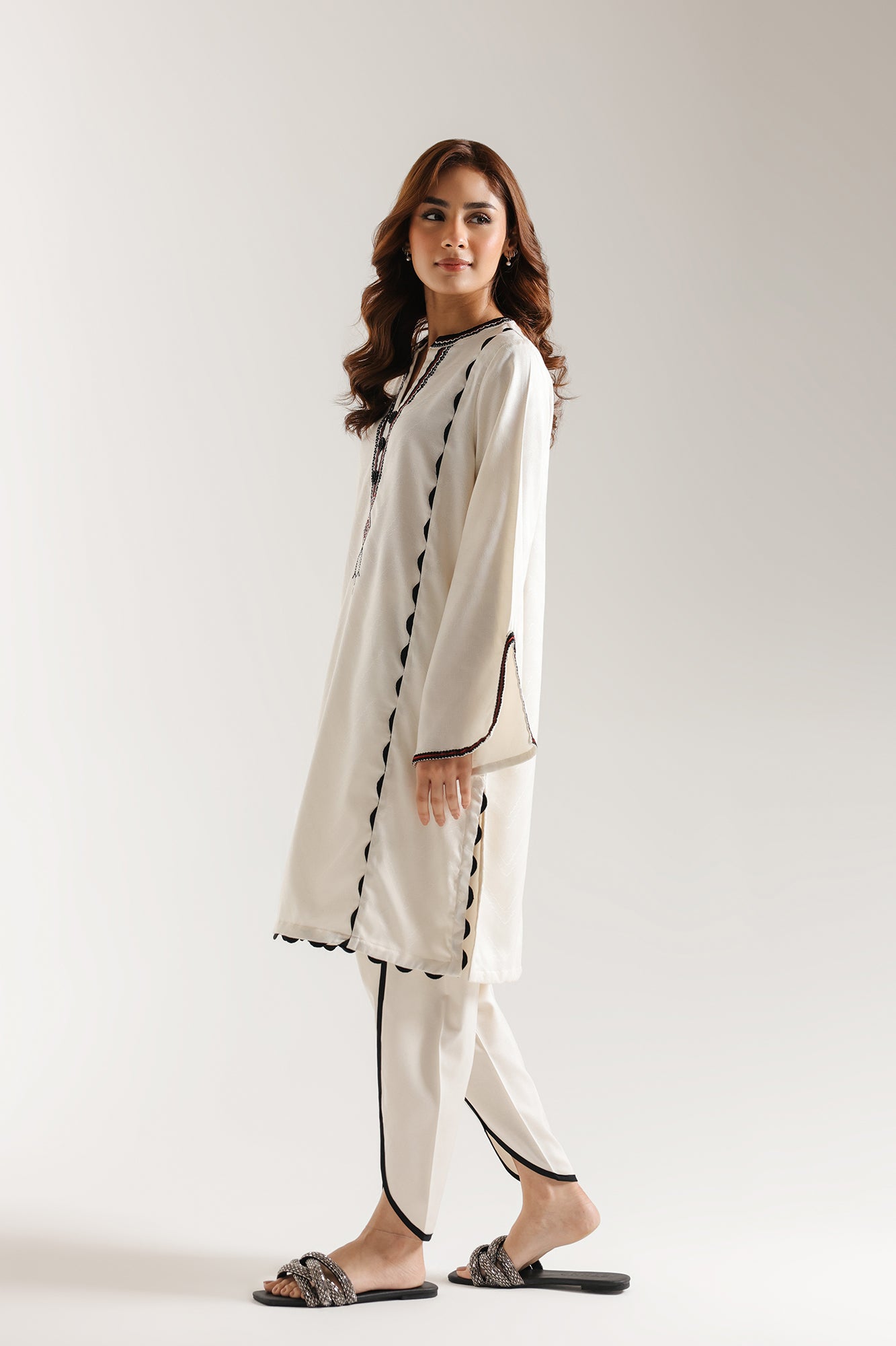 EMBROIDERED SUIT (E7218/102/002)