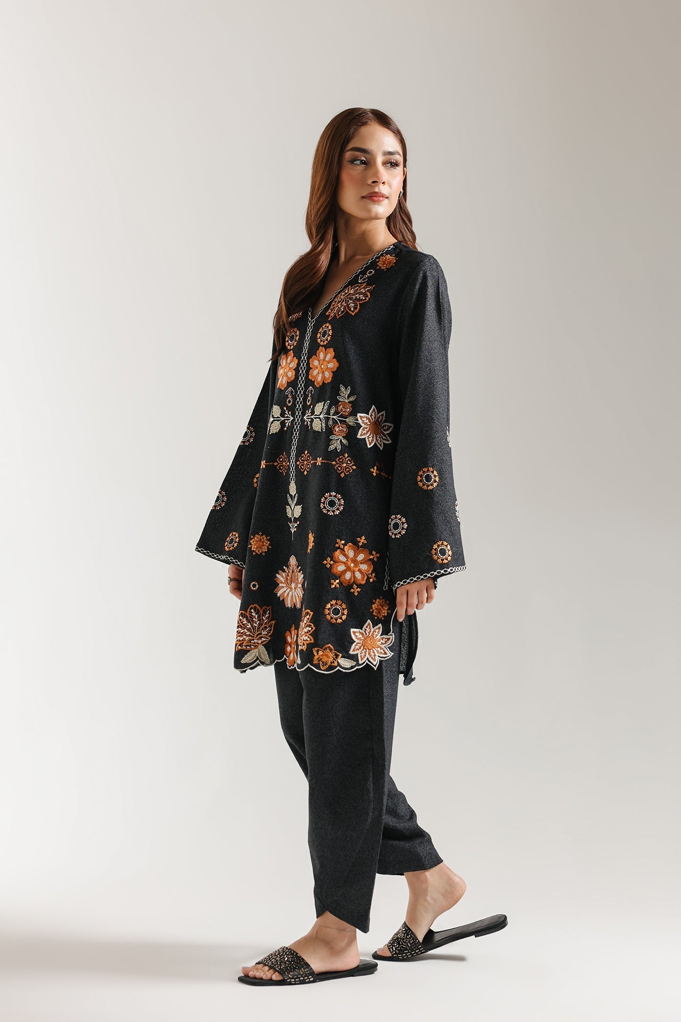 EMBROIDERED SUIT (E7225/102/902)