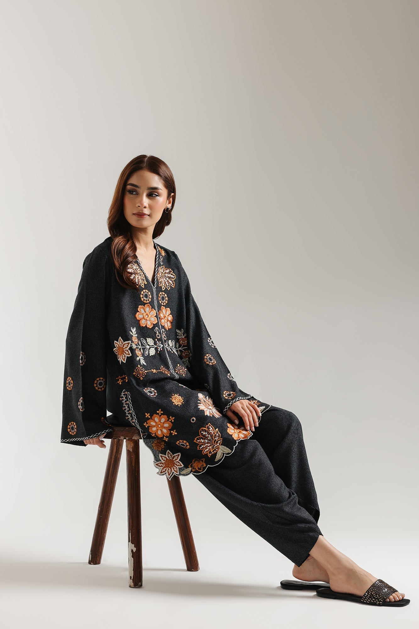 EMBROIDERED SUIT (E7225/102/902)