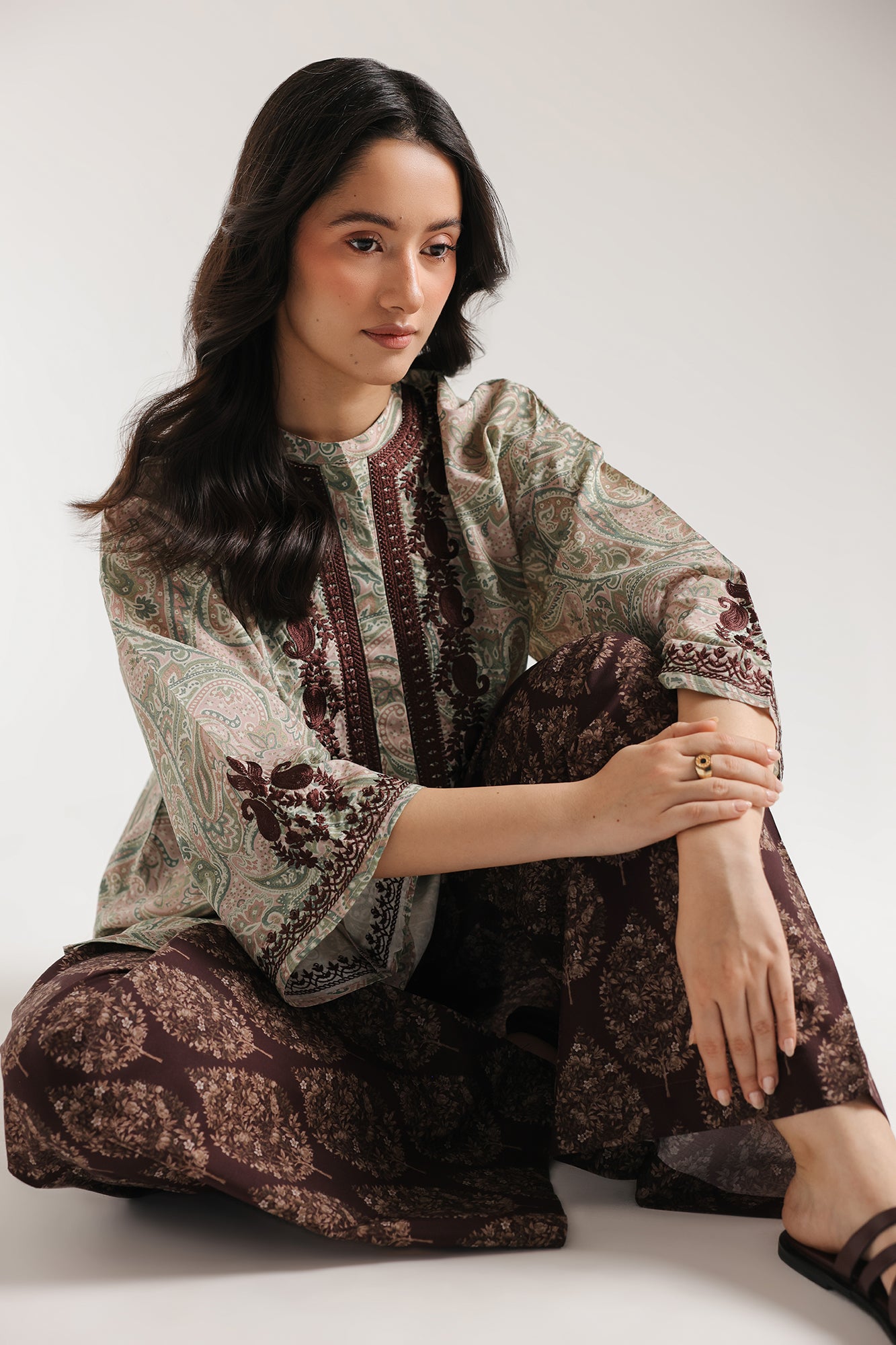 EMBROIDERED SUIT (E7531/102/326)