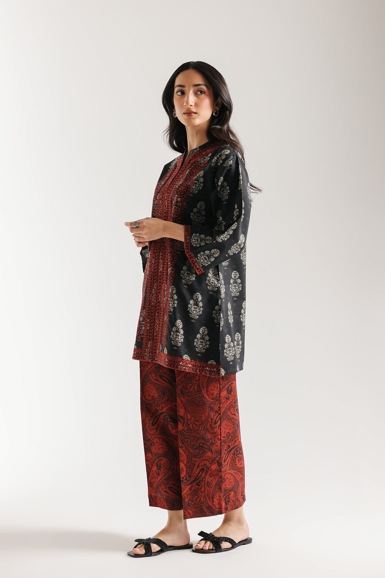 EMBROIDERED SUIT (E7532/102/902)