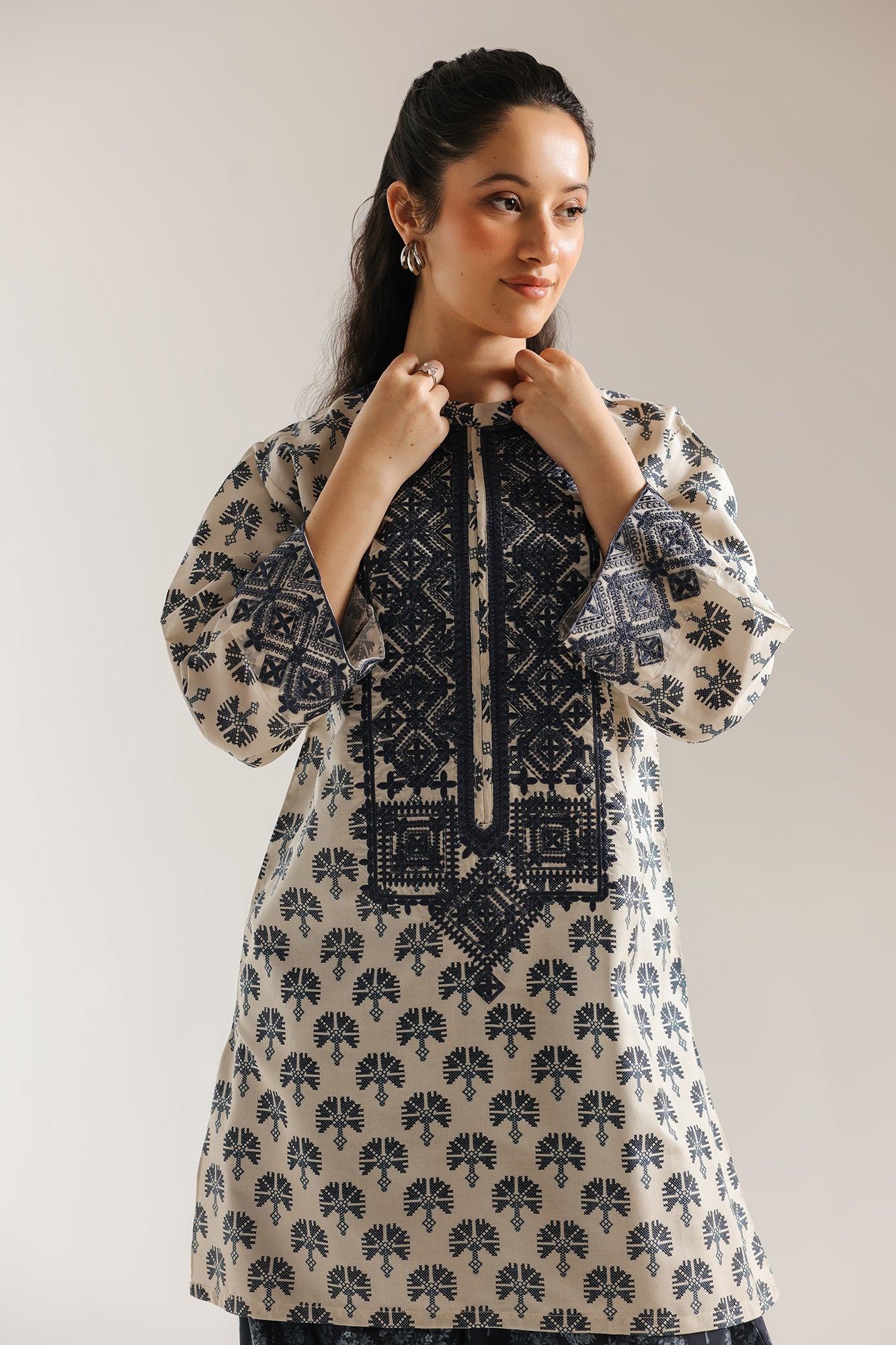 EMBROIDERED SUIT (E7533/102/002)