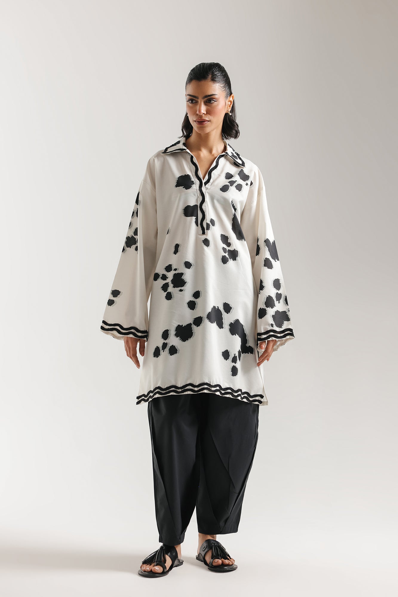 EMBROIDERED SUIT (E7534/102/002)