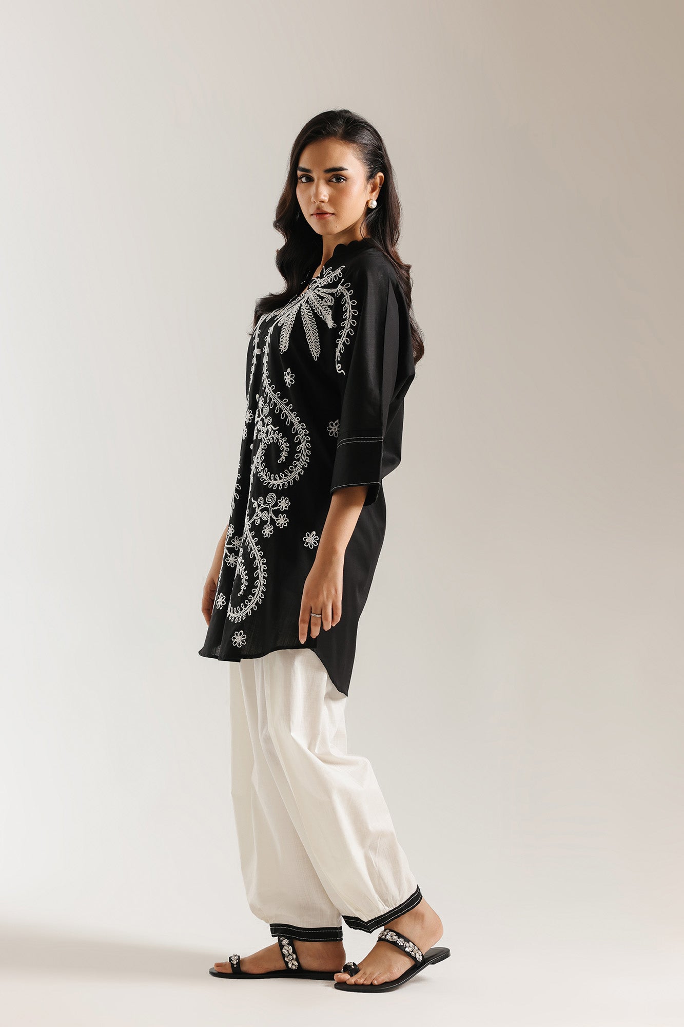 EMBROIDERED SUIT (E7685/102/901)