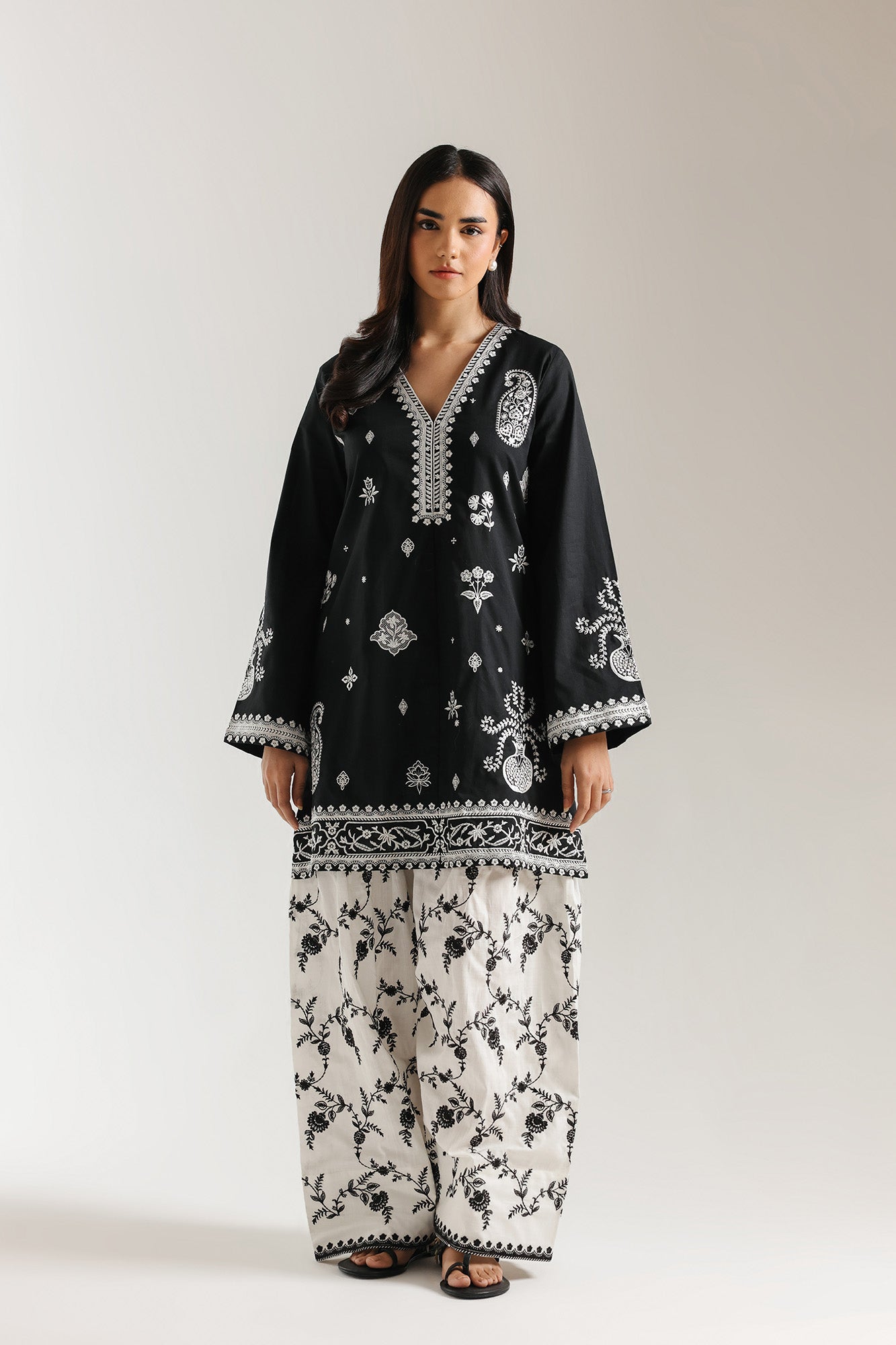 EMBROIDERED SUIT (E7709/102/902)