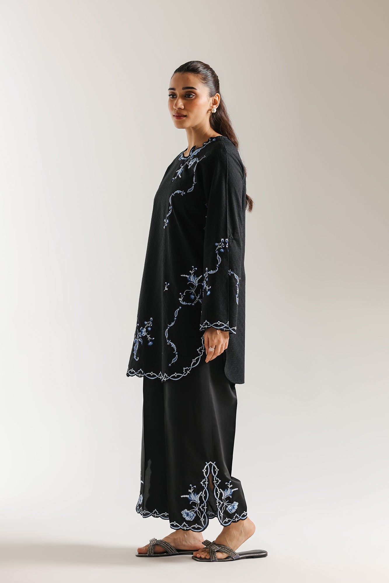 EMBROIDERED SUIT (E7761/102/902)
