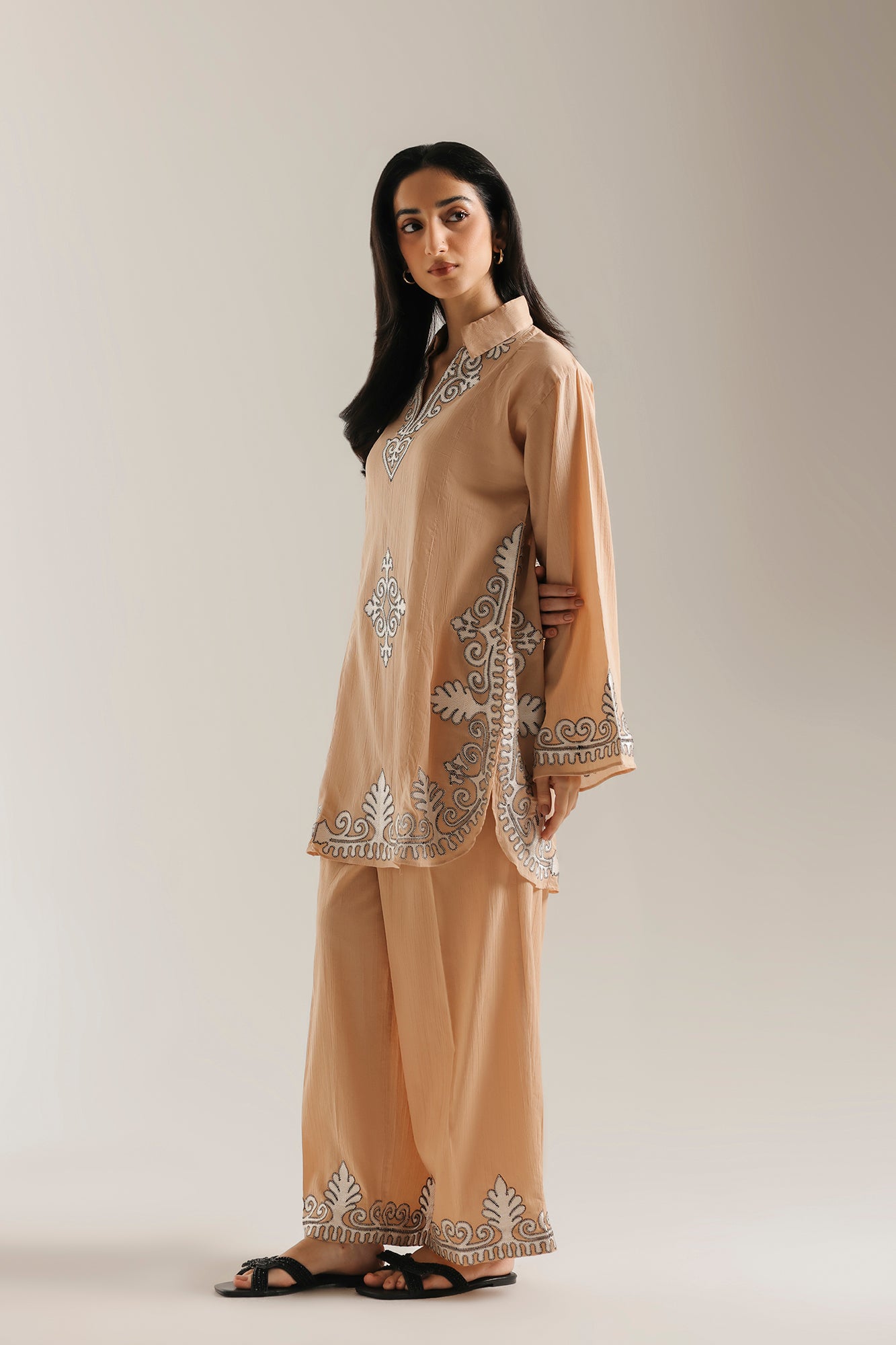 EMBROIDERED SUIT (E7772/102/007)