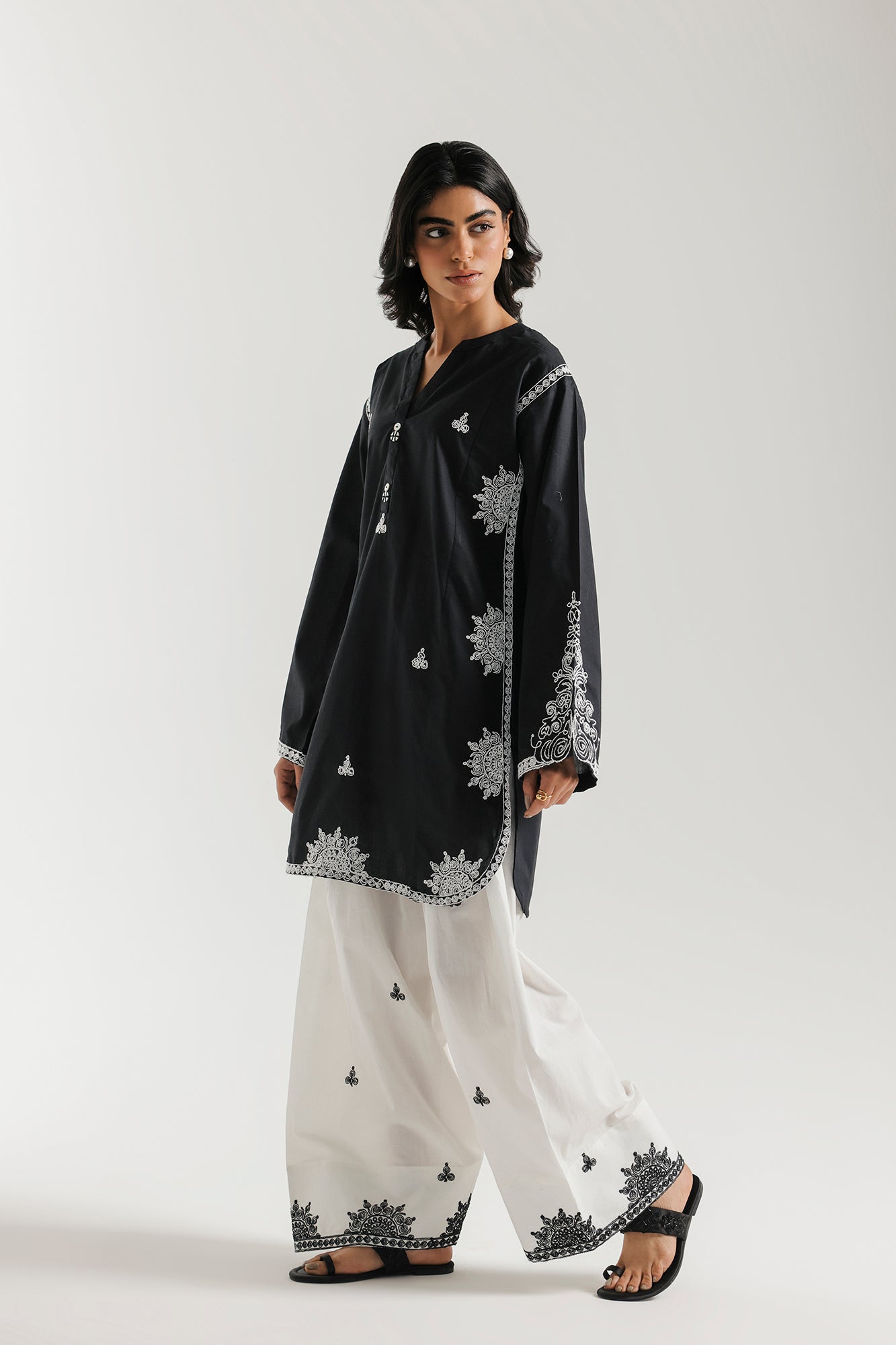 EMBROIDERED SUIT (E7778/102/902)