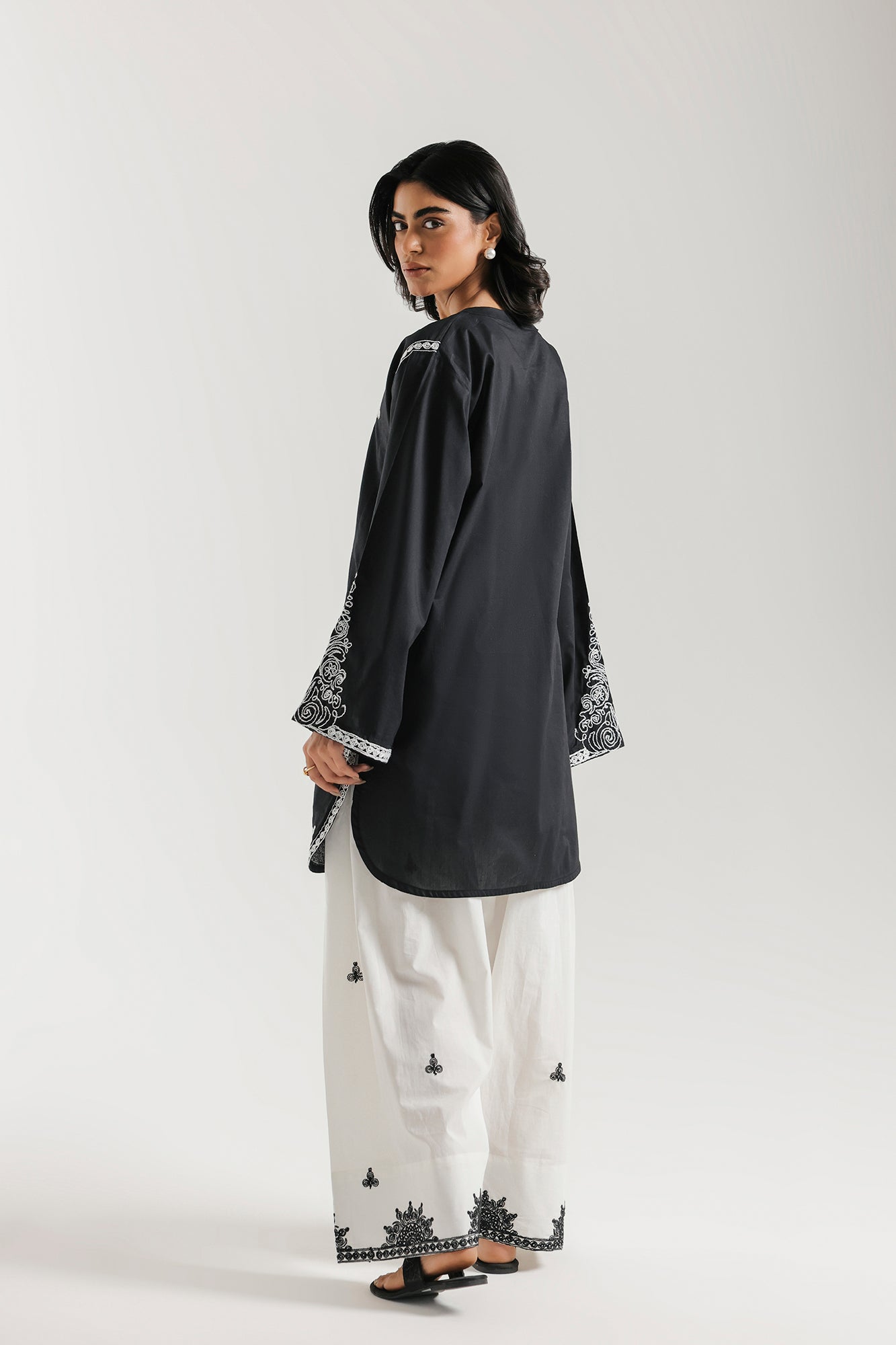 EMBROIDERED SUIT (E7778/102/902)