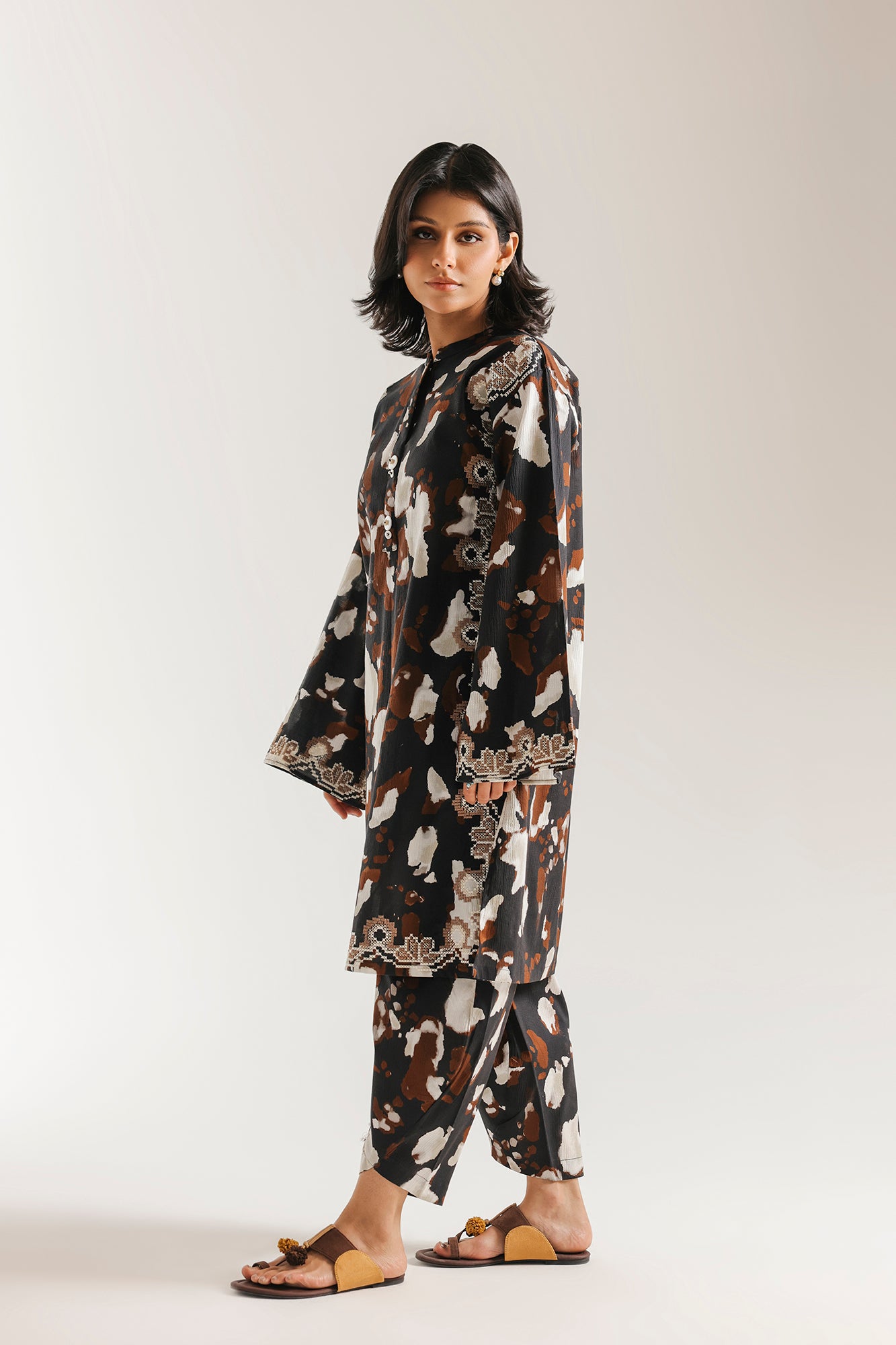 EMBROIDERED SUIT (E7795/102/902)