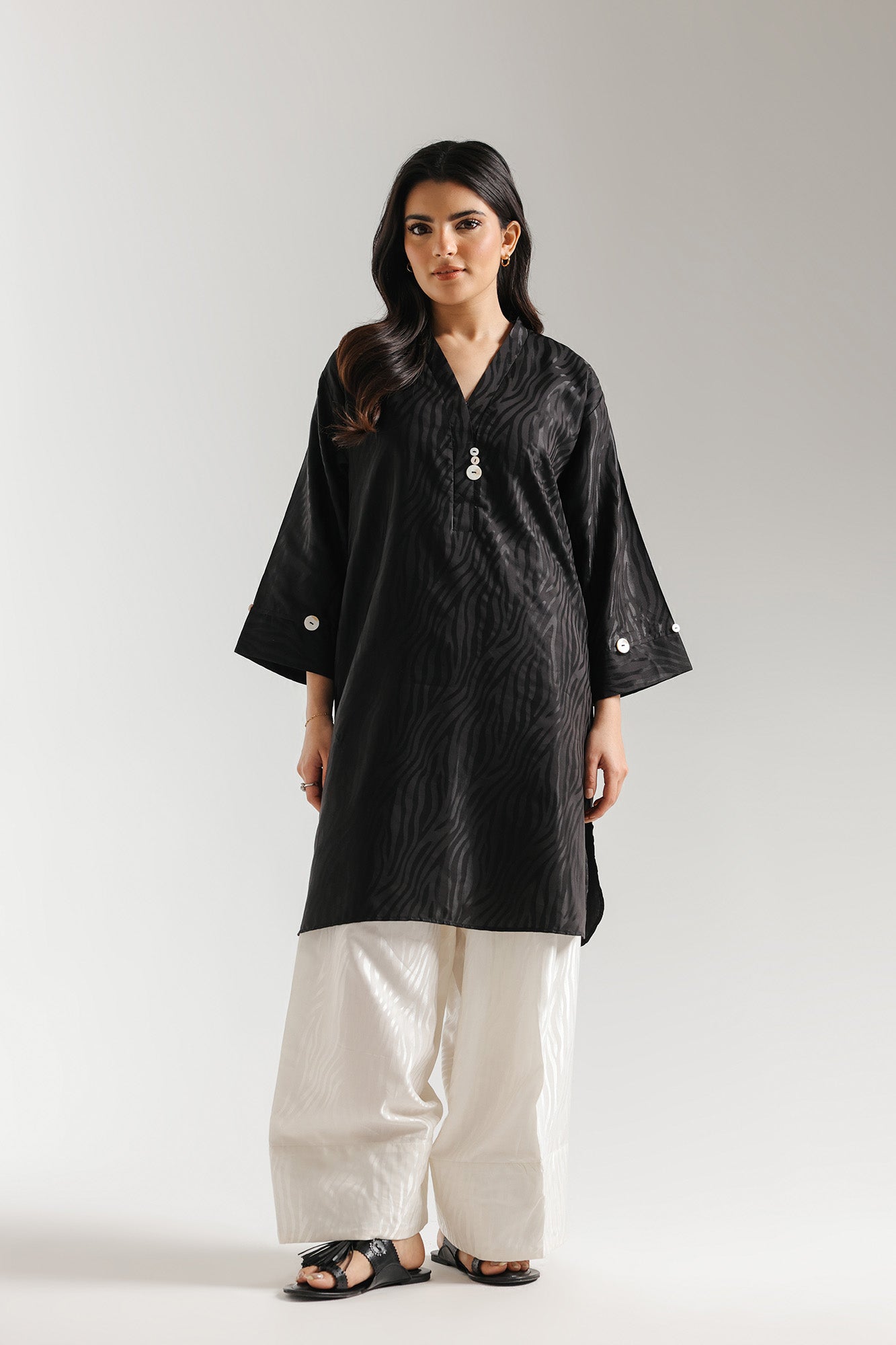 EMBROIDERED SUIT (E8085/102/902)