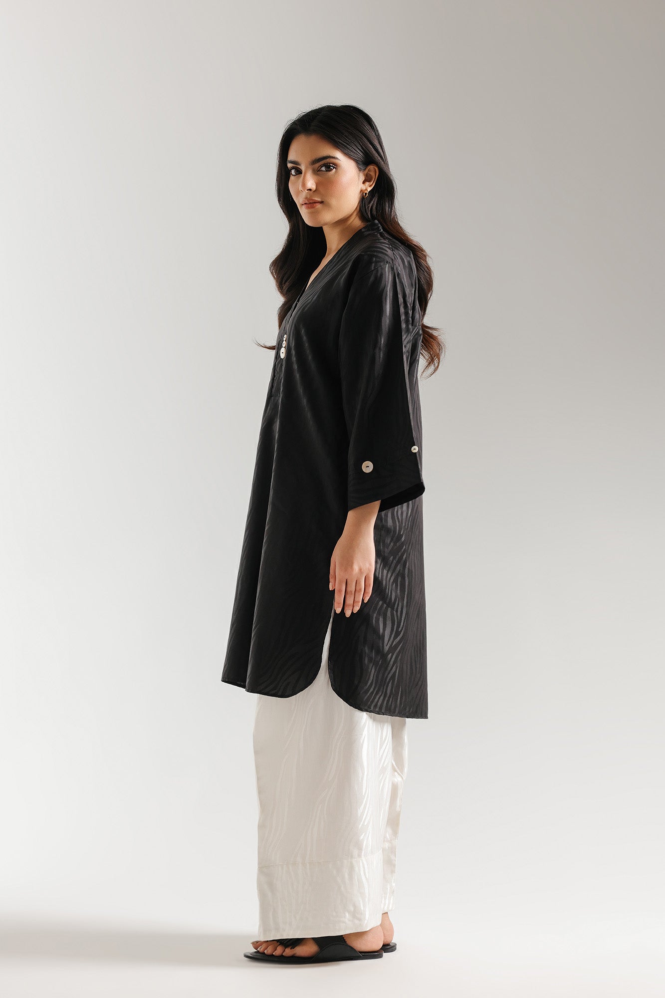 EMBROIDERED SUIT (E8085/102/902)