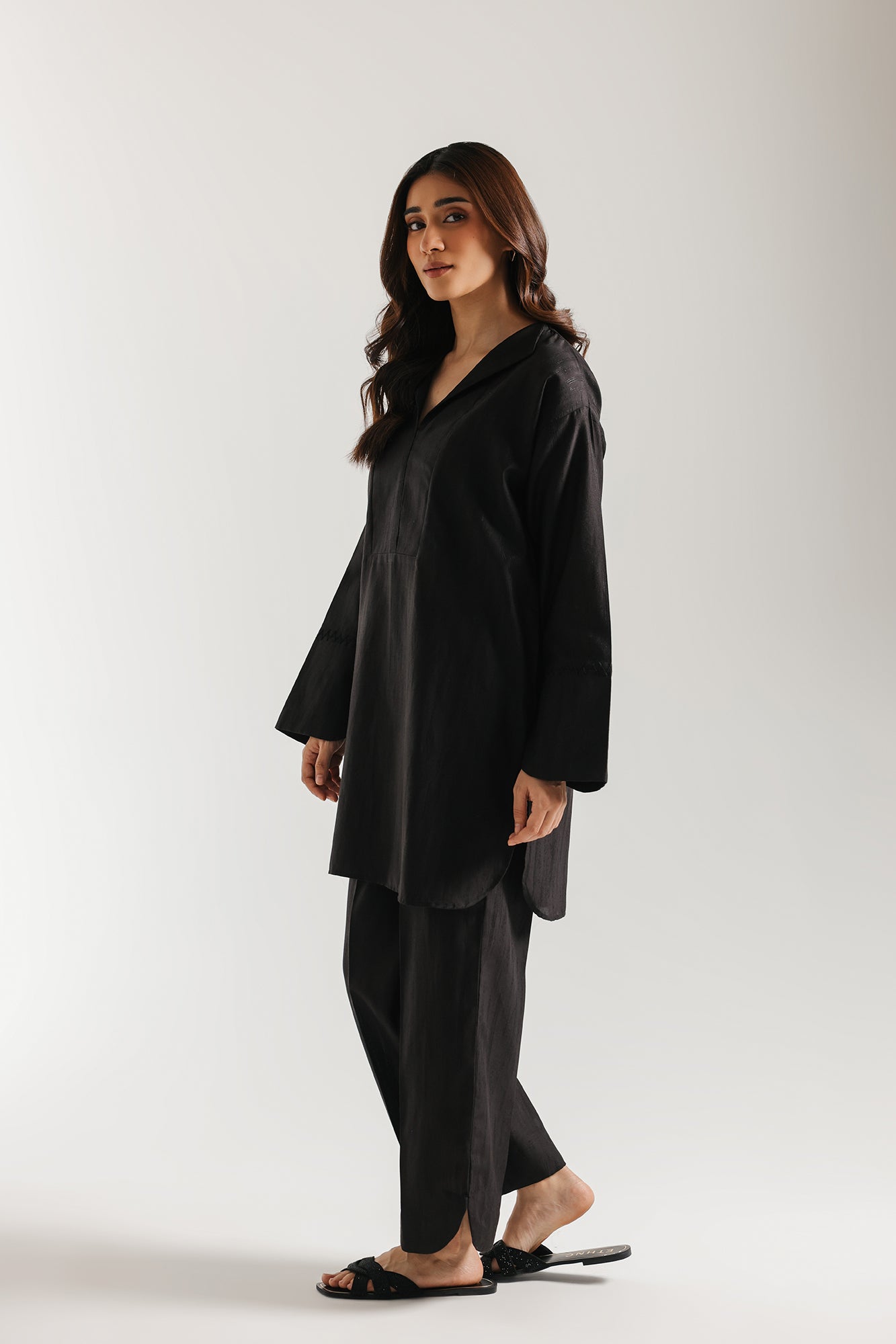 EMBROIDERED SUIT (E4082/103/621)