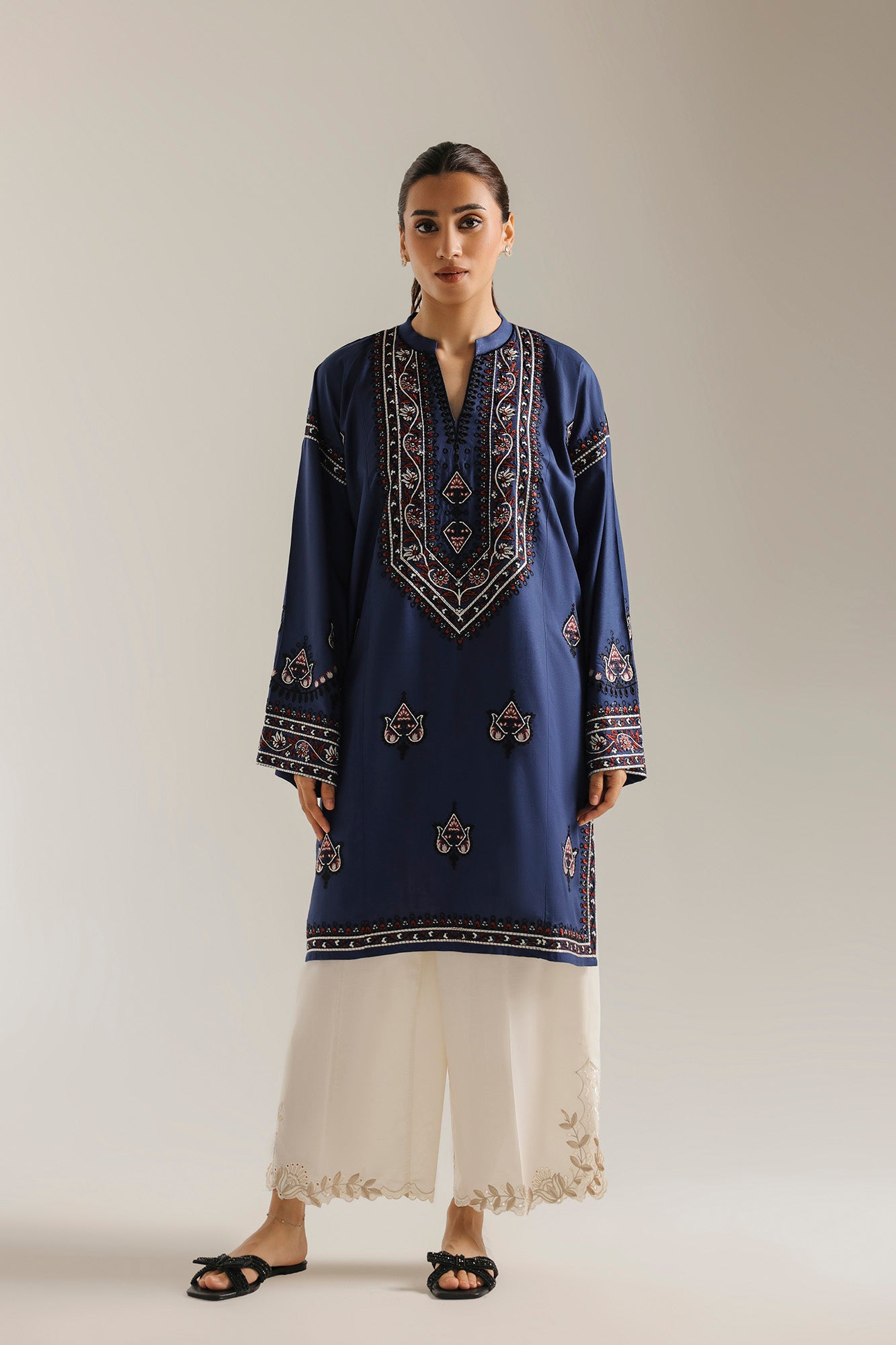 EMBROIDERED SUIT (E8243/102/623)
