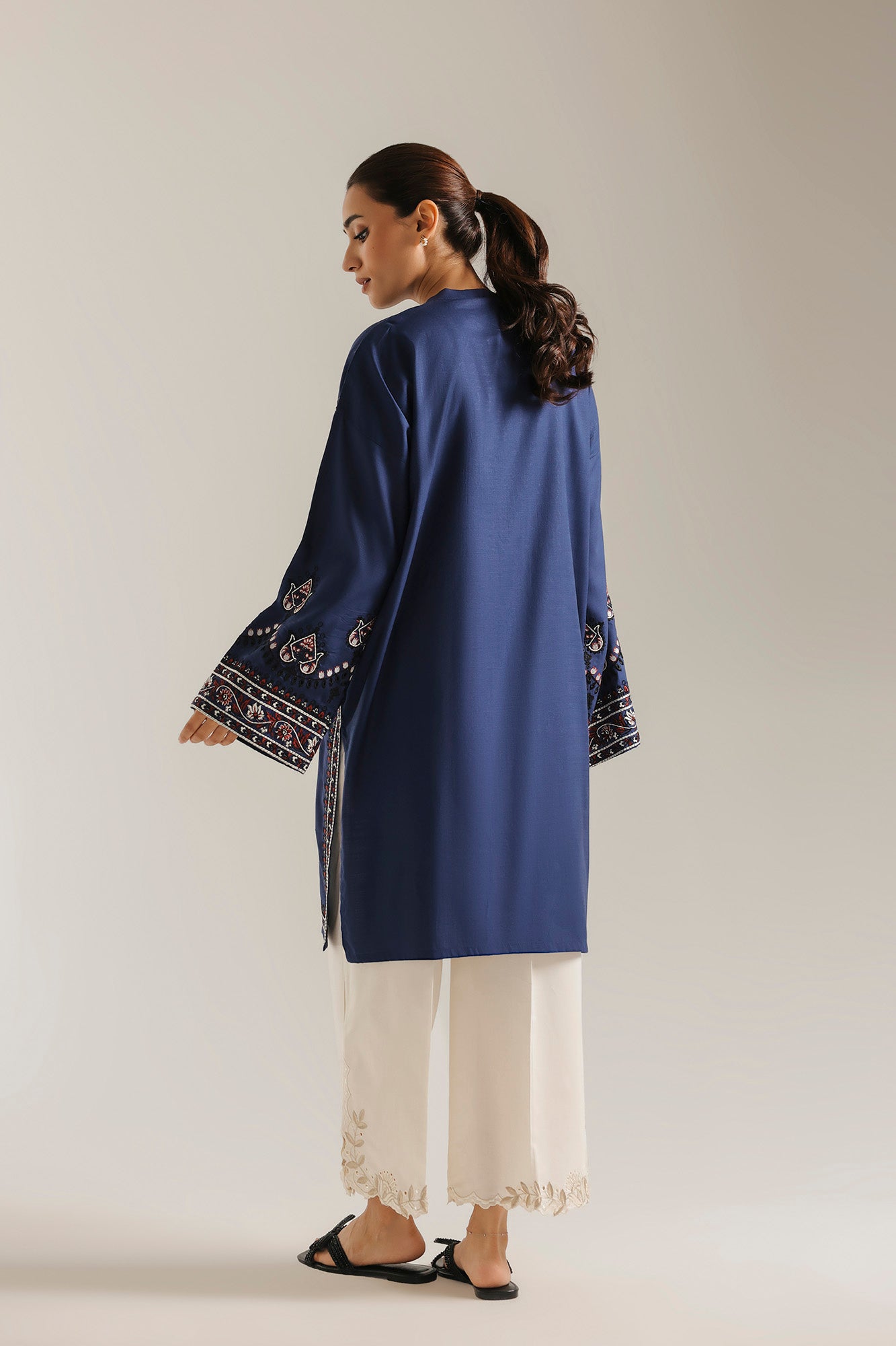 EMBROIDERED SUIT (E8243/102/623)