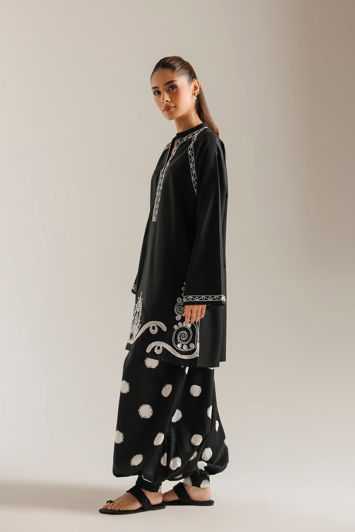 EMBROIDERED SUIT (E9360-102-901)