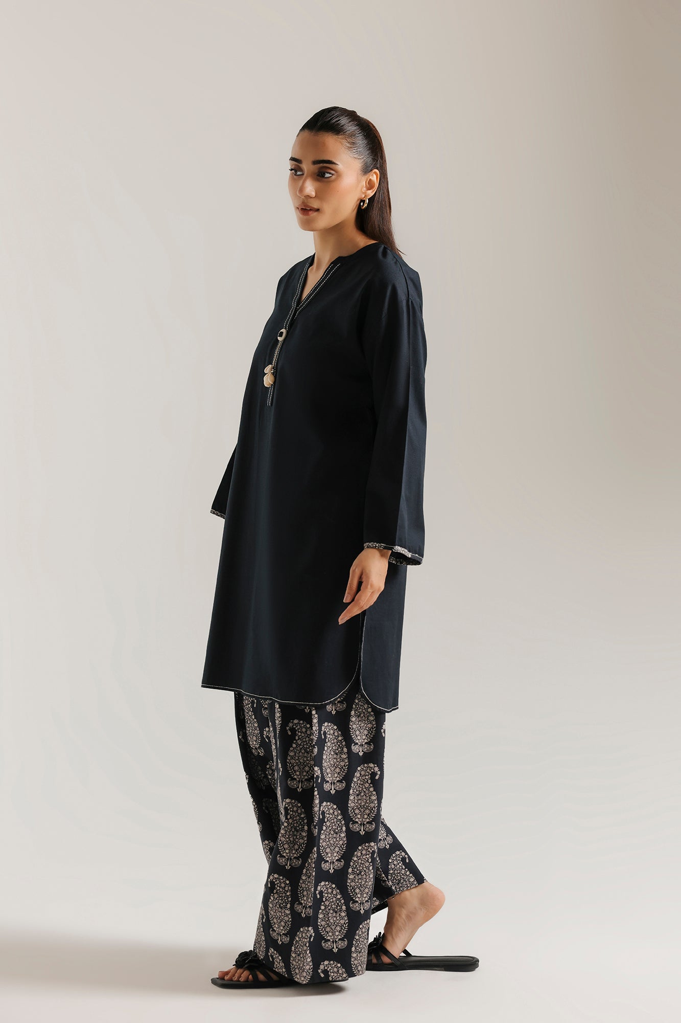 EMBROIDERED SUIT (E9375/102/902)