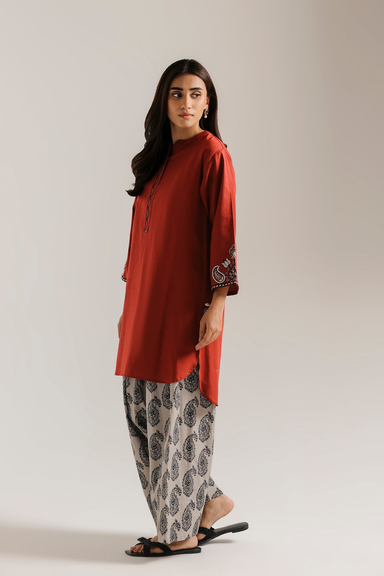 EMBROIDERED SUIT (E9376/102/305)