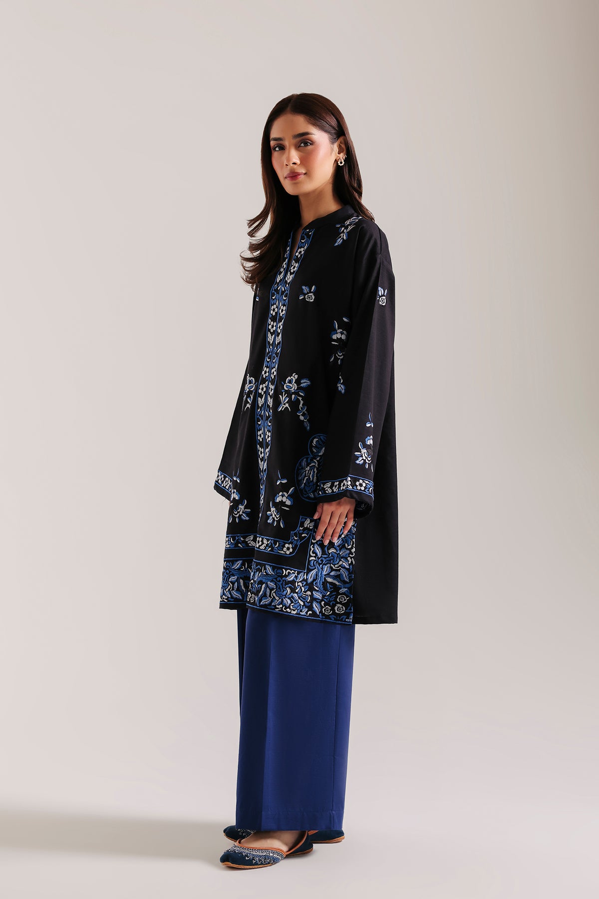 EMBROIDERED SUIT (E9540-102-902)