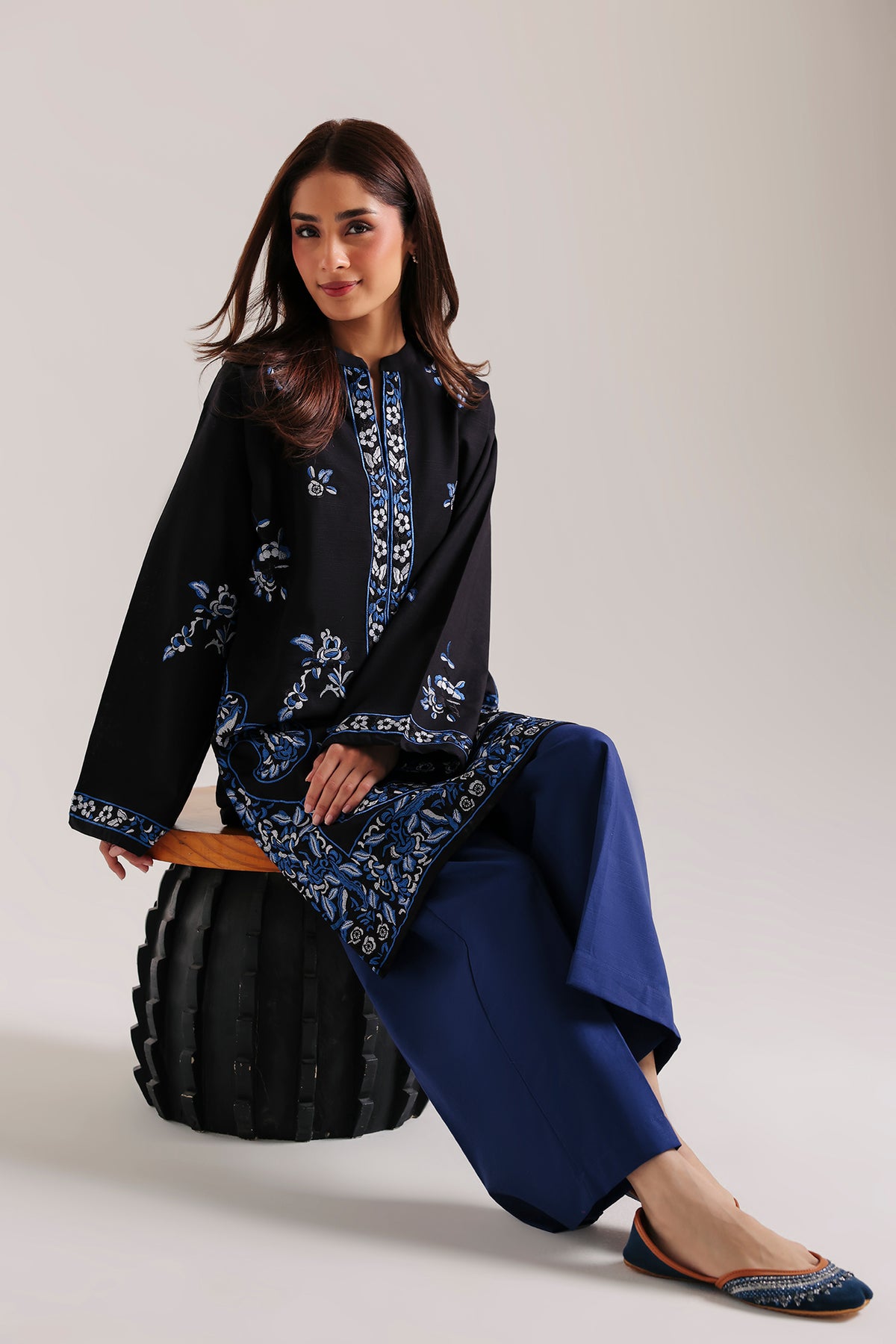 EMBROIDERED SUIT (E9540-102-902)