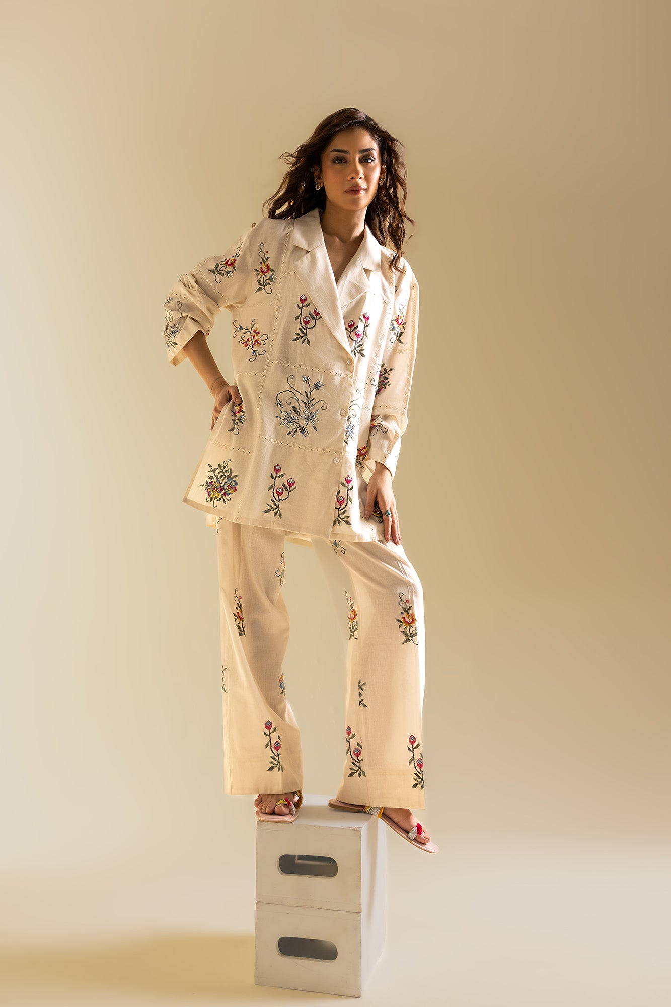 EMBROIDERED SUIT (S2E119/002/0551)